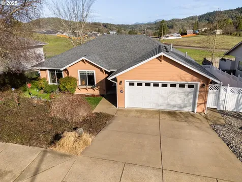 401 Sunnyside Drive Winston OR 97496