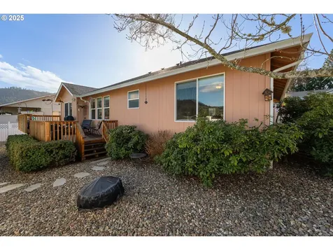 401 Sunnyside Drive Winston OR 97496