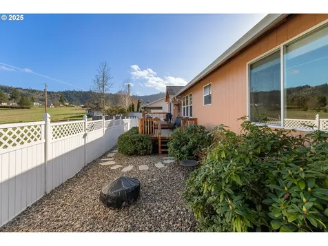 401 Sunnyside Drive Winston OR 97496