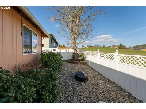 401 Sunnyside Drive Winston OR 97496
