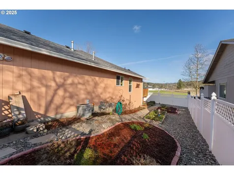 401 Sunnyside Drive Winston OR 97496