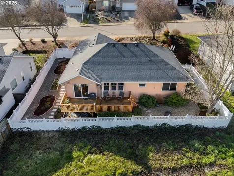 401 Sunnyside Drive Winston OR 97496