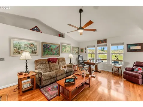 401 Sunnyside Drive Winston OR 97496