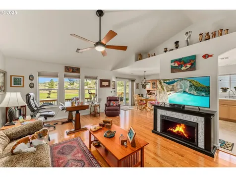 401 Sunnyside Drive Winston OR 97496