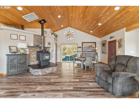1561 N Laurel Street Coquille OR 97423