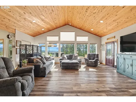 1561 N Laurel Street Coquille OR 97423