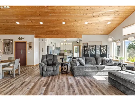 1561 N Laurel Street Coquille OR 97423