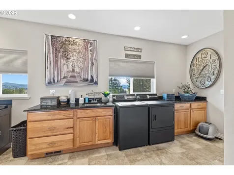 1561 N Laurel Street Coquille OR 97423