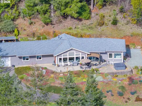 1561 N Laurel Street Coquille OR 97423