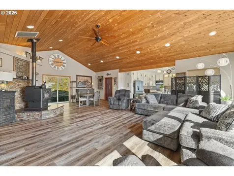 1561 N Laurel Street Coquille OR 97423