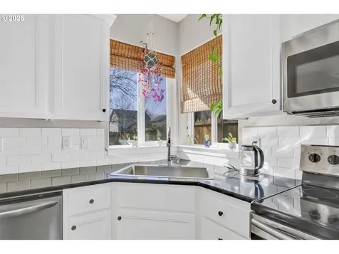 5524 King Arthur Court Eugene OR 97402