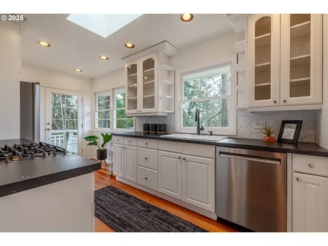 5840 SW Cheltenham Drive Portland OR 97239