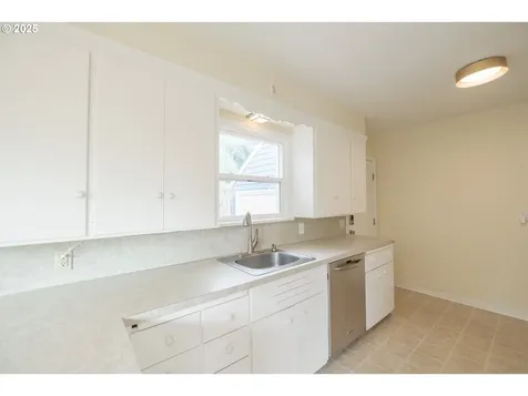 895 Hilltop Drive NW Salem OR 97304
