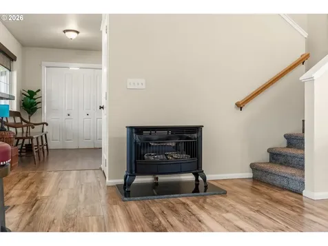 286 N 6th Street Creswell OR 97426