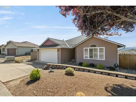 1884 NE Sunset Loop Drive Roseburg OR 97470