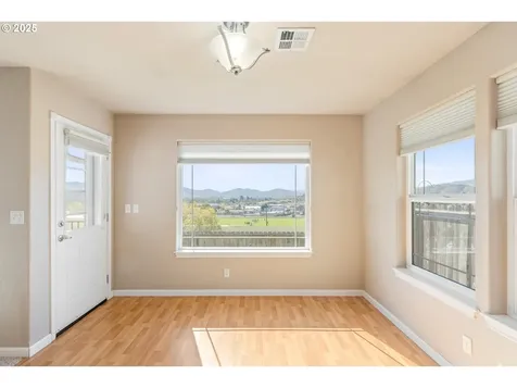 1884 NE Sunset Loop Drive Roseburg OR 97470