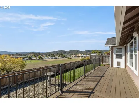 1884 NE Sunset Loop Drive Roseburg OR 97470