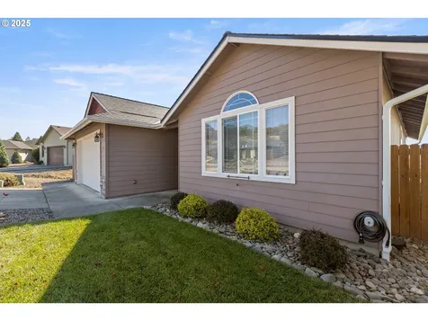 1884 NE Sunset Loop Drive Roseburg OR 97470