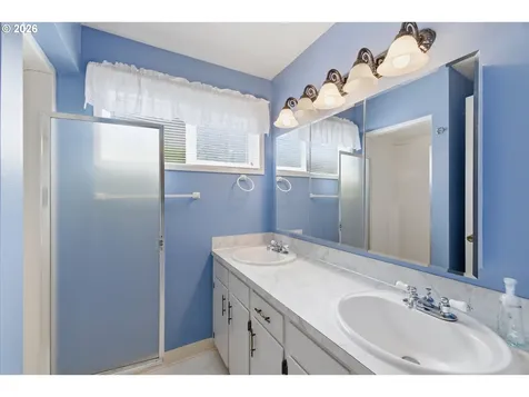 401 S Cascade Drive Woodburn OR 97071