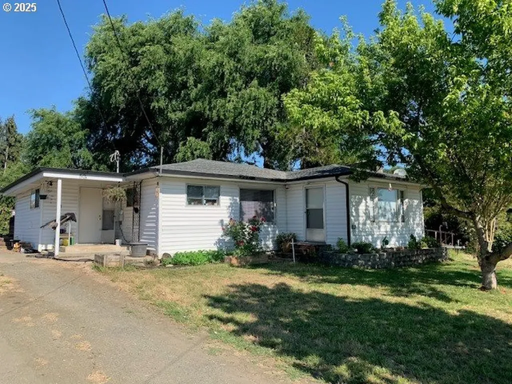 50 NE Ronald Street Winston OR 97496