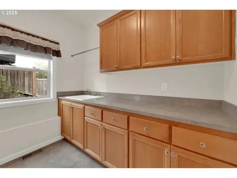 6018 Fernhill Loop Springfield OR 97478