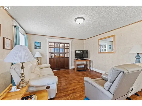 208 7th Street Myrtle Point OR 97458