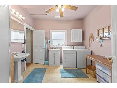208 7th Street Myrtle Point OR 97458