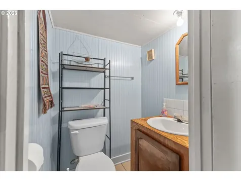 208 7th Street Myrtle Point OR 97458