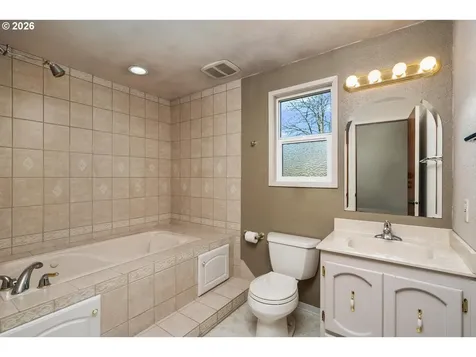 18320 Chris Court Gladstone OR 97027