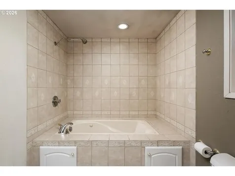 18320 Chris Court Gladstone OR 97027