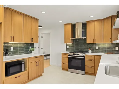 1525 SW Martha Street Portland OR 97239