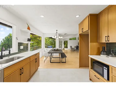 1525 SW Martha Street Portland OR 97239