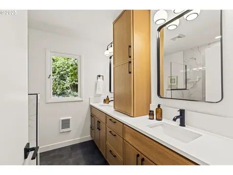 1525 SW Martha Street Portland OR 97239
