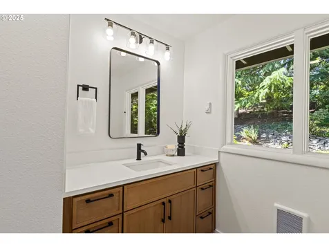 1525 SW Martha Street Portland OR 97239