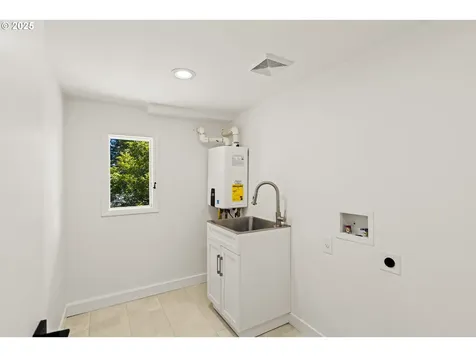 1525 SW Martha Street Portland OR 97239