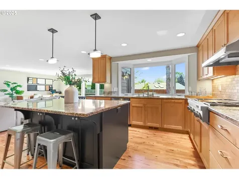 15562 NW Oakhills Drive Beaverton OR 97006