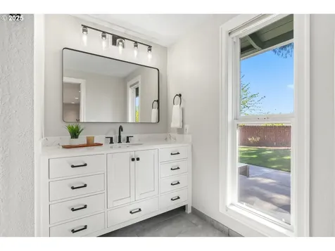 15562 NW Oakhills Drive Beaverton OR 97006