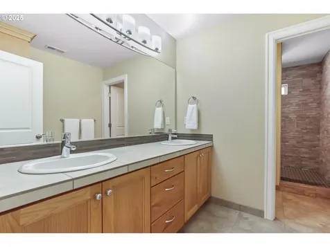 15562 NW Oakhills Drive Beaverton OR 97006