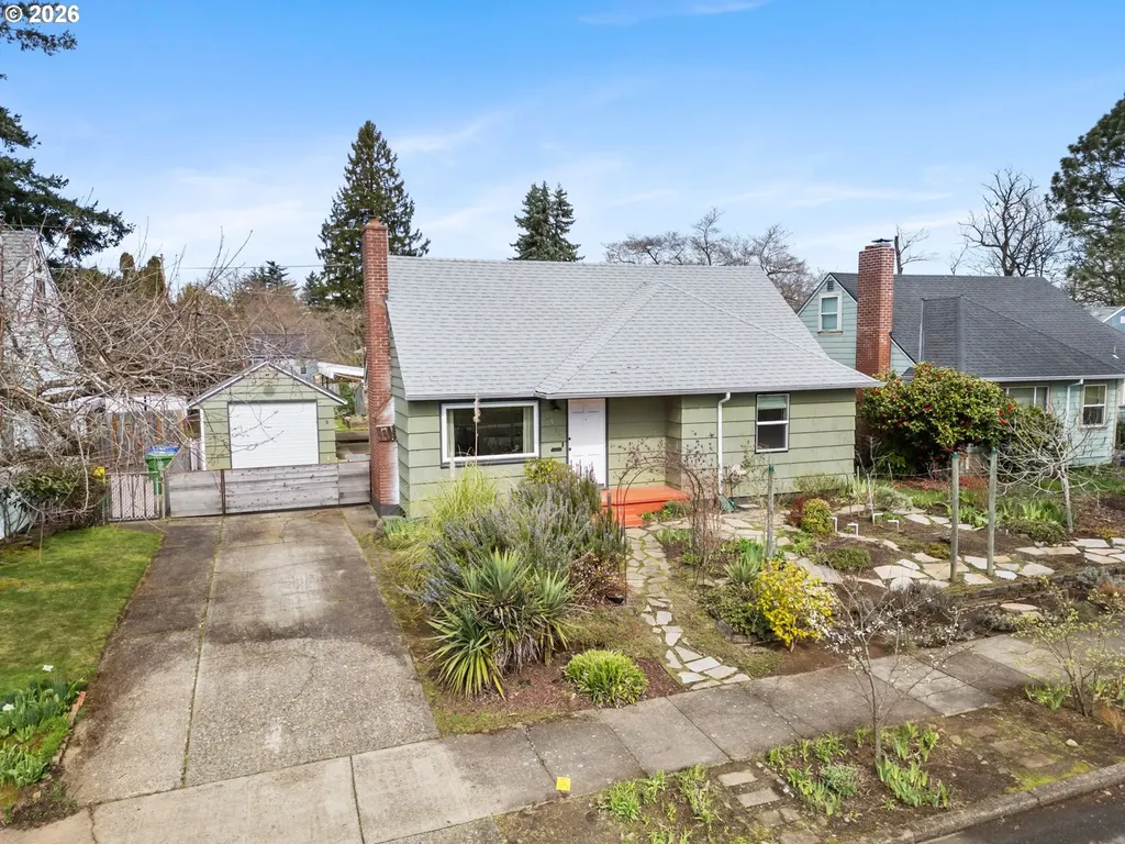 8913 SE Clay Street Portland OR 97216