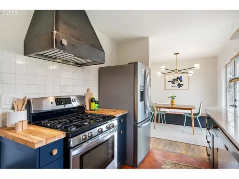 8913 SE Clay Street Portland OR 97216