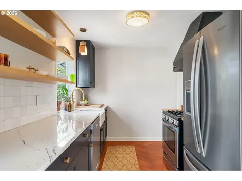8913 SE Clay Street Portland OR 97216