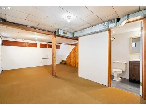 8913 SE Clay Street Portland OR 97216