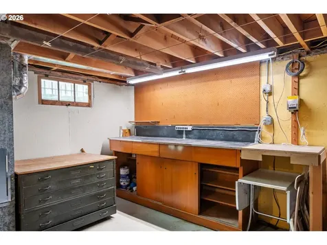 8913 SE Clay Street Portland OR 97216