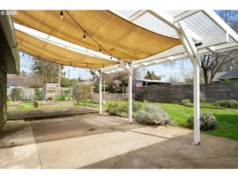 8913 SE Clay Street Portland OR 97216