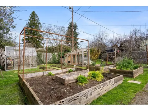 8913 SE Clay Street Portland OR 97216