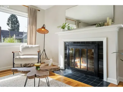 8913 SE Clay Street Portland OR 97216
