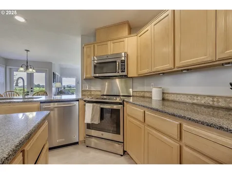 8895 SW Iowa Drive Tualatin OR 97062