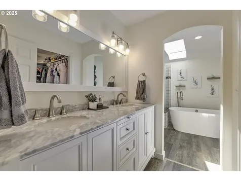 8895 SW Iowa Drive Tualatin OR 97062