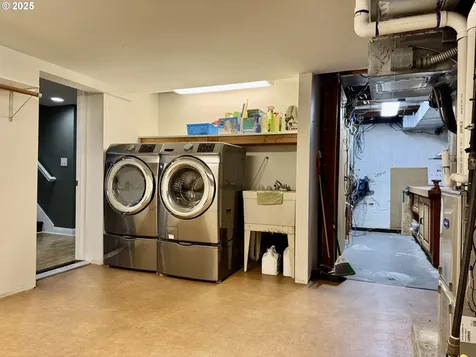 4428 NE Royal Court Portland OR 97213
