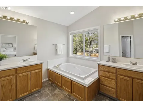 18404 SE 37th Circle Vancouver WA 98683